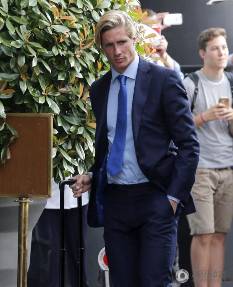 高清:马竞众将抵达米兰 托雷斯西装帅气十足_体育_腾讯网