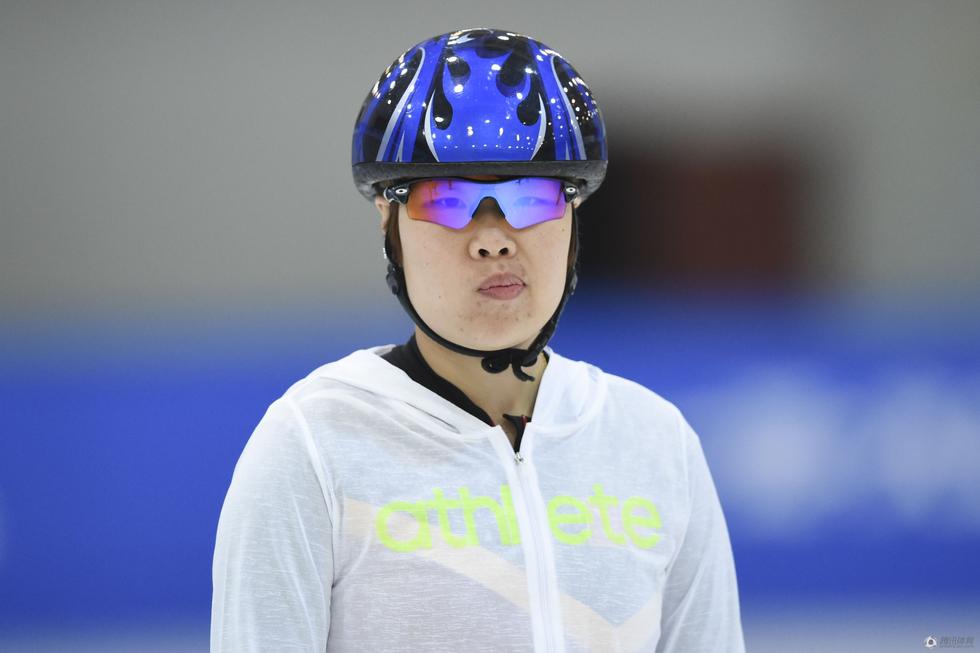 高清:短道速滑队回京 李琰现身队员嘟嘴卖萌