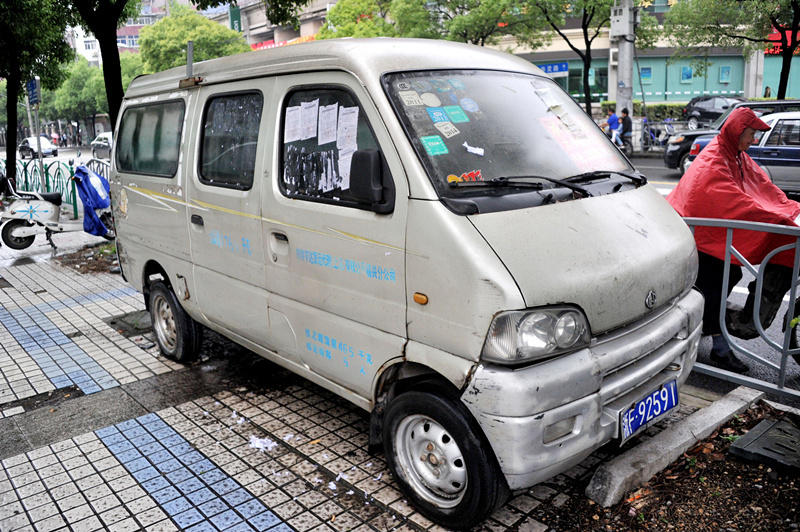 组图:上海 "最牛"僵尸车违章停泊一年多