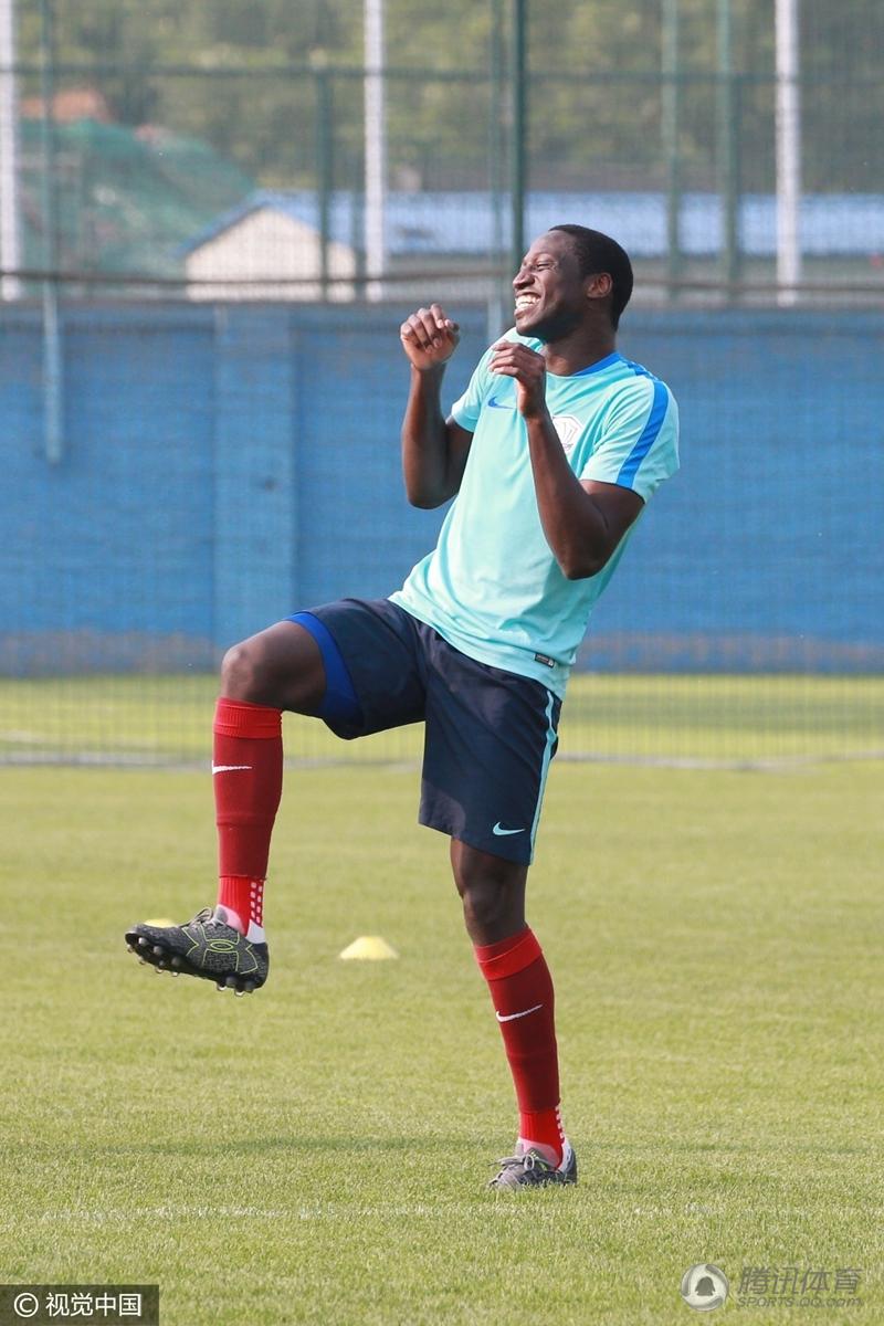 高清:永昌训练穆伦加欢脱 亚森网式足球玩嗨