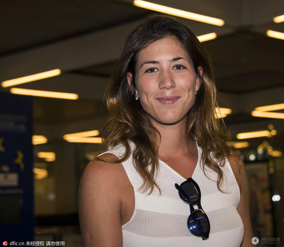 网坛新女神穆古拉扎返西班牙频频挥手笑容满面