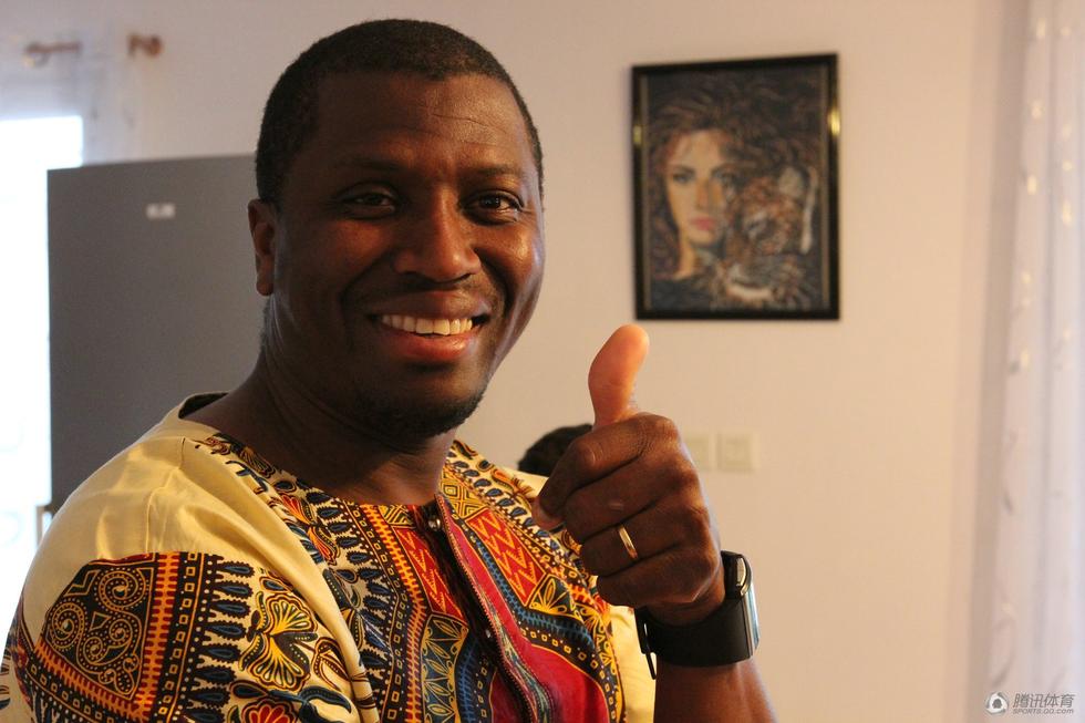 高清:班古拉诠释阳光乐观 展示签名纪念衫