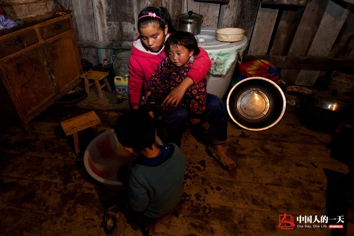 12岁女孩带着弟弟妹妹上学2016.7.