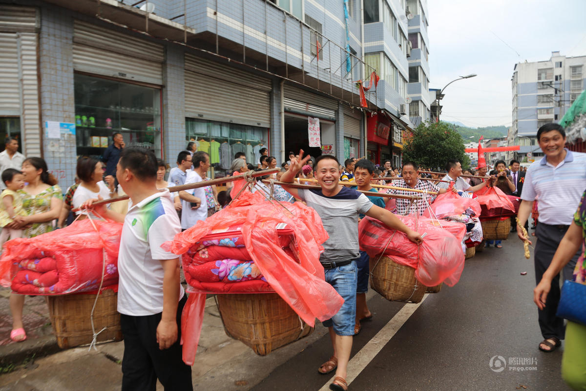 重庆农村婚俗:公公戴尖帽用板车拖儿媳迎亲