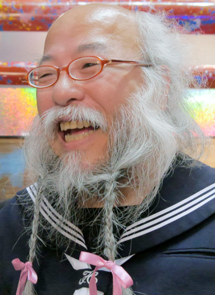 一到周末变少女 日本"水手服大叔"萌化全球