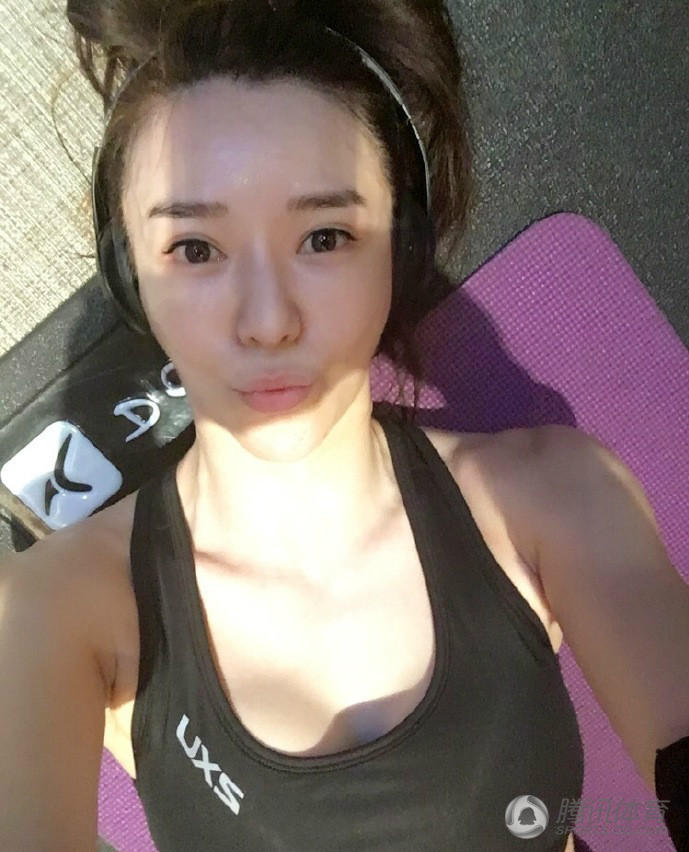 组图:周韦彤晒运动自拍 低胸抢镜眼神迷离