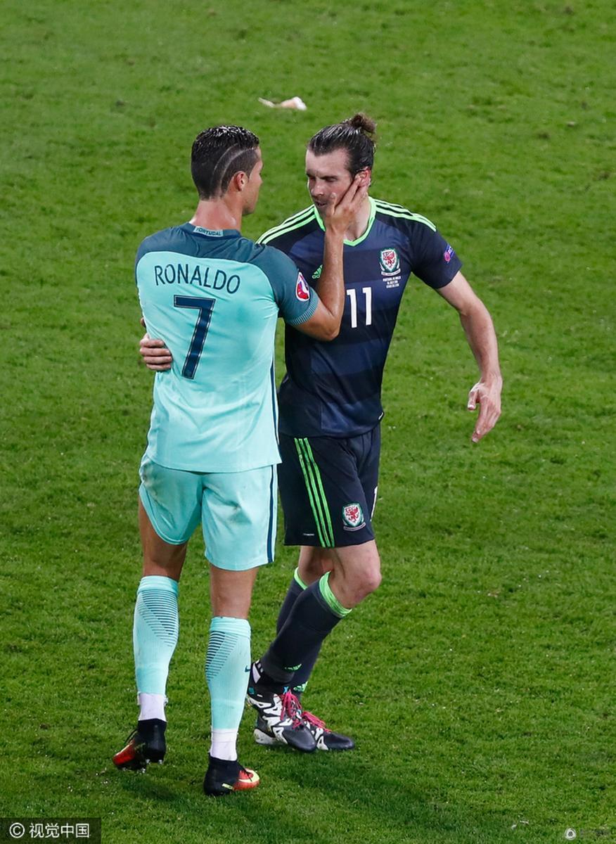 高清:惺惺相惜!c罗赛后拥抱贝尔显兄弟情