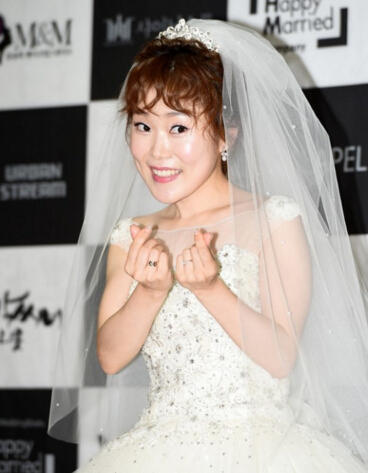 笑星朴涩琪披婚纱宣布出嫁 曾是《情书》女嘉宾