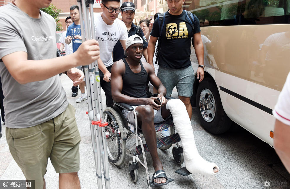 高清:直击登巴巴出院 坐轮椅左腿裹厚重绷带