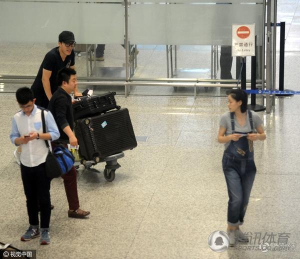 刘翔与吴莎抵沪 眼神不离女友变搬运工(图)