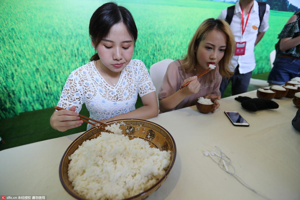 杭州办生撸大米饭比赛90后美女吃完8斤