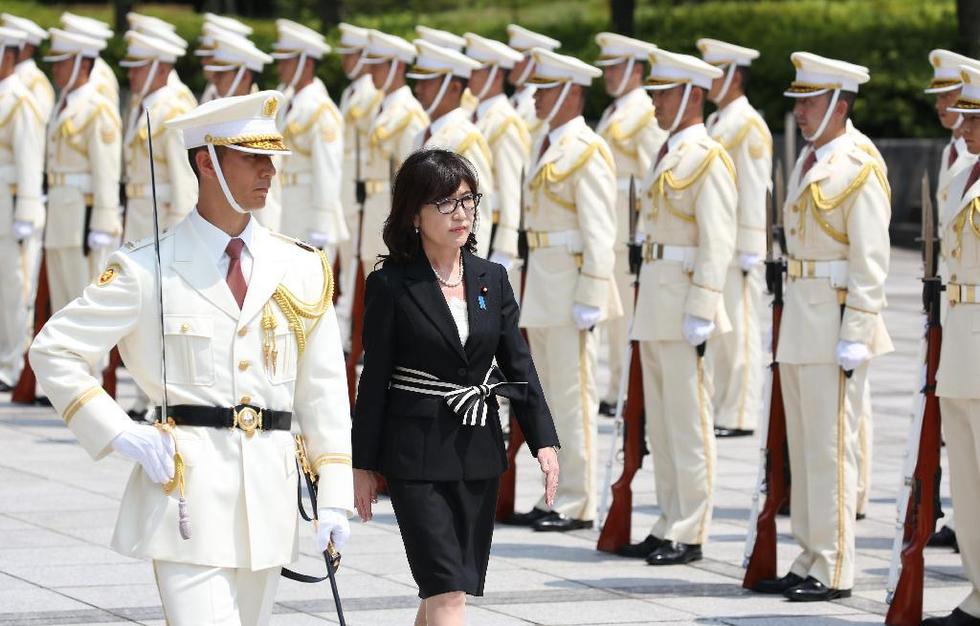 组图:日本新任女防卫大臣检阅自卫队 - 海阔山遥 - .