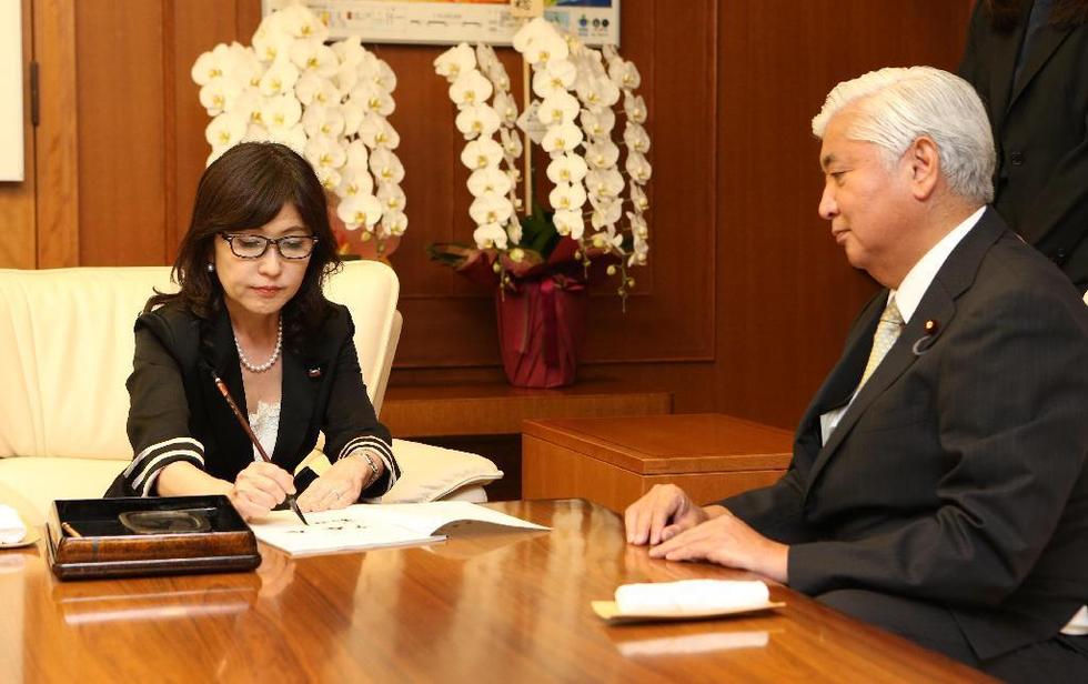 組圖:日本新任女防衛大臣檢閱自衛隊 - 海闊山遙 - .