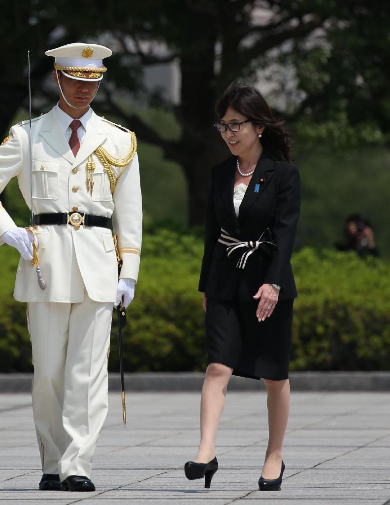 组图:日本新任女防卫大臣检阅自卫队 - 海阔山遥 - .