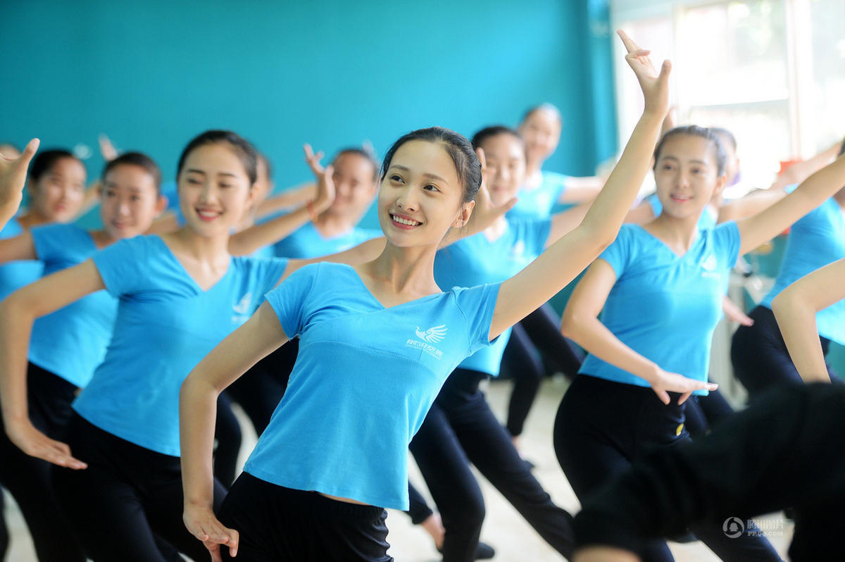 高颜值00后苦练备战空乘艺考 坐姿笔直用尺量2016.8.