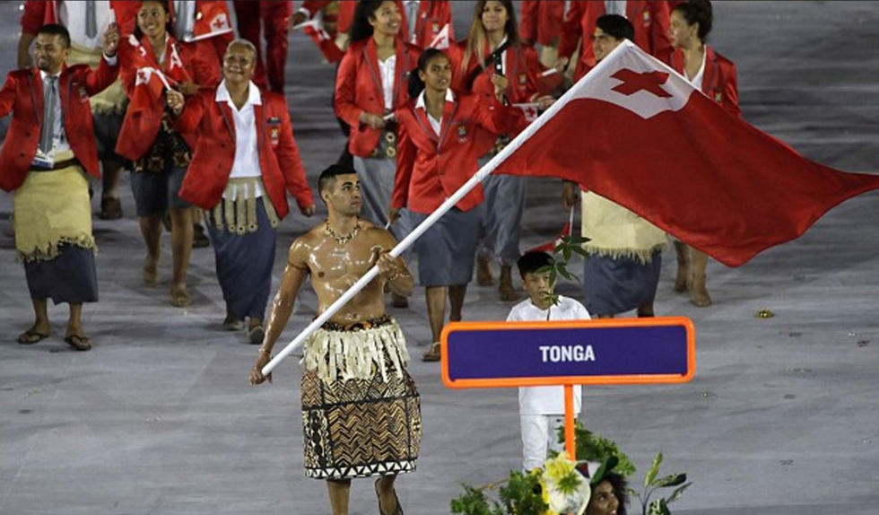 开幕式上,皮塔赤裸上身,只穿着汤加传统图瓦拉草裙