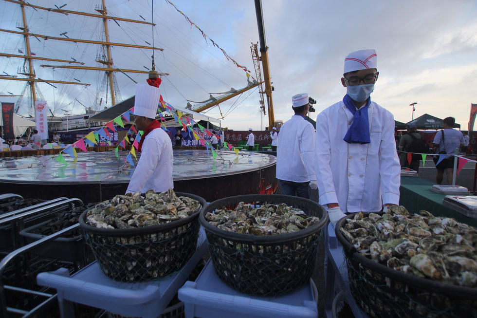 6米巨型大锅亮相青岛 千人共享海鲜大餐