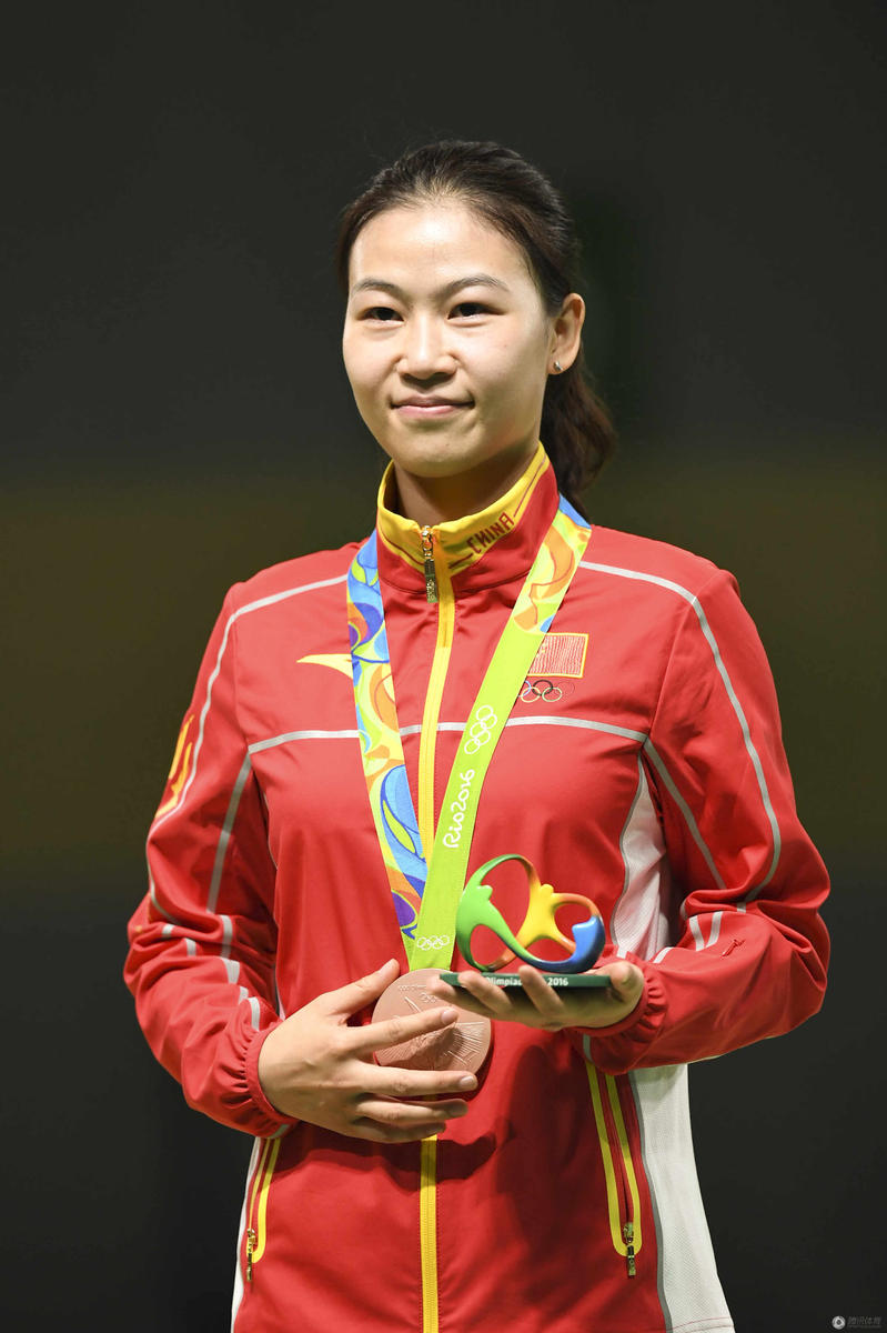 高清:双保险失首金 杜丽颁奖仪式遗憾看银牌