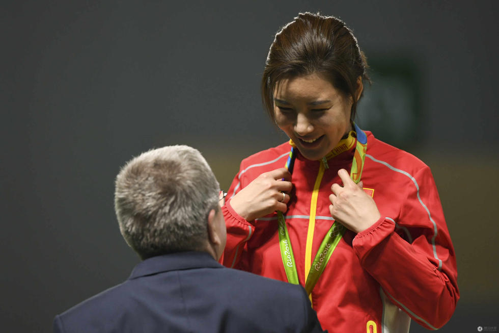 高清:双保险失首金 杜丽颁奖仪式遗憾看银牌