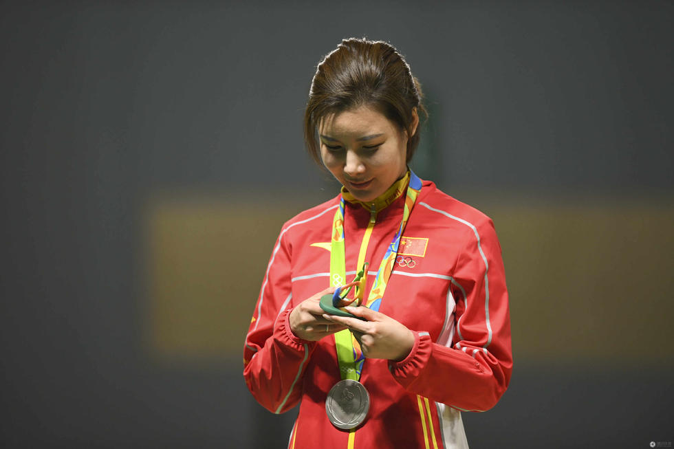 高清:双保险失首金 杜丽颁奖仪式遗憾看银牌