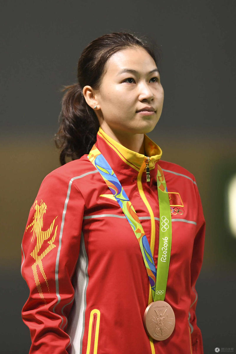 高清:双保险失首金 杜丽颁奖仪式遗憾看银牌