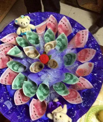 男子送9999.99元钞票花束给恋人2016.8.12