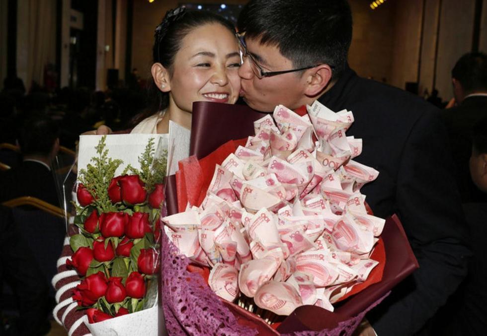 男子送9999.99元钞票花束给恋人2016.8.12