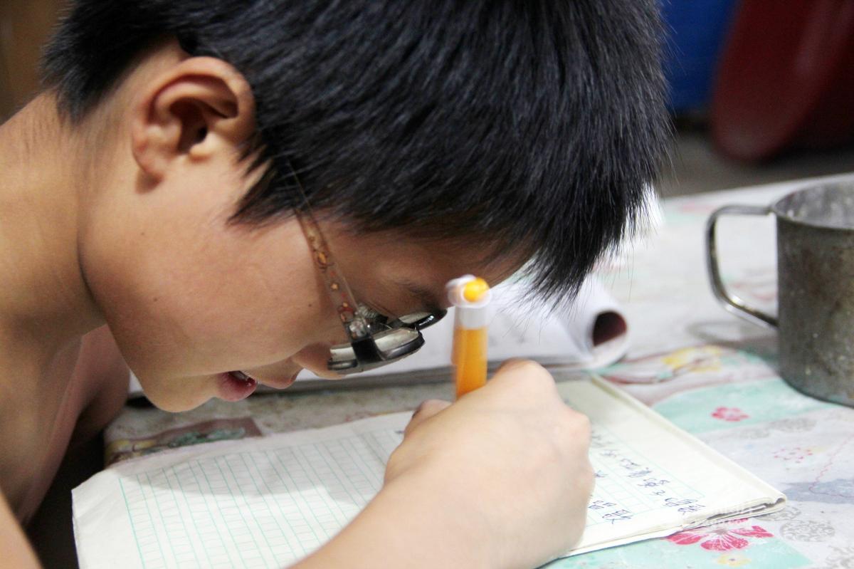 河南许昌11岁男孩近视2200度 镜片比啤酒瓶厚(转)-海棠社区-乐山人的