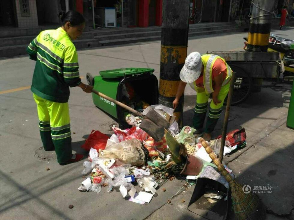 准大学生丢录取通知书 环卫工翻遍全城垃圾