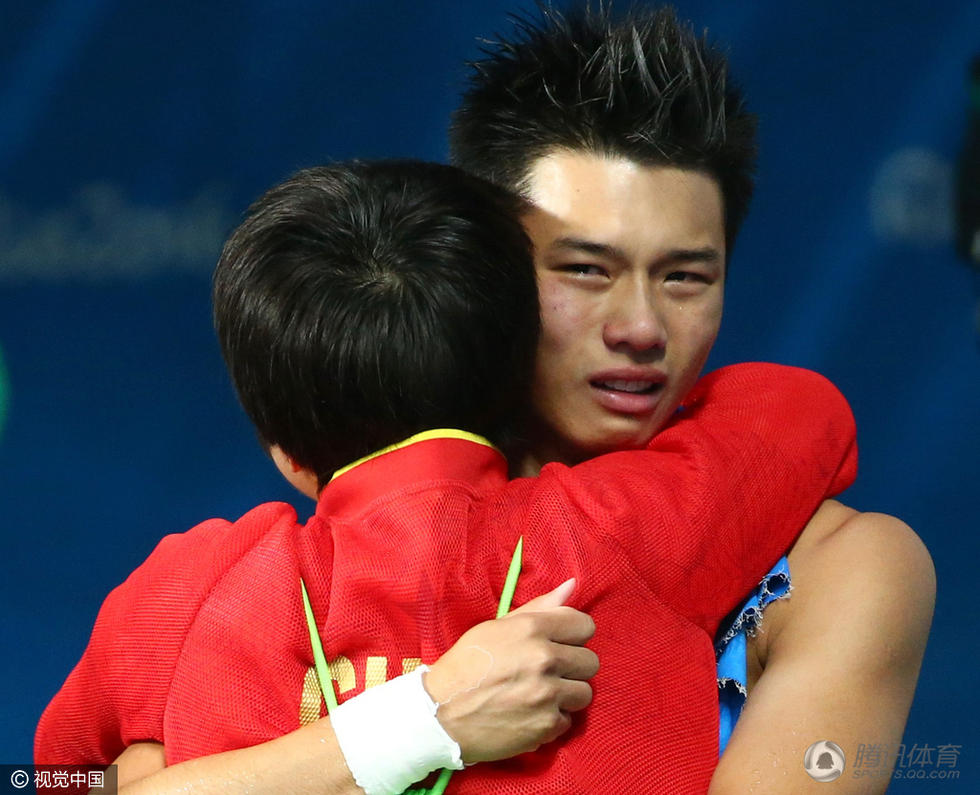 高清:陈艾森10米台夺冠 与刘蕙瑕相拥庆祝