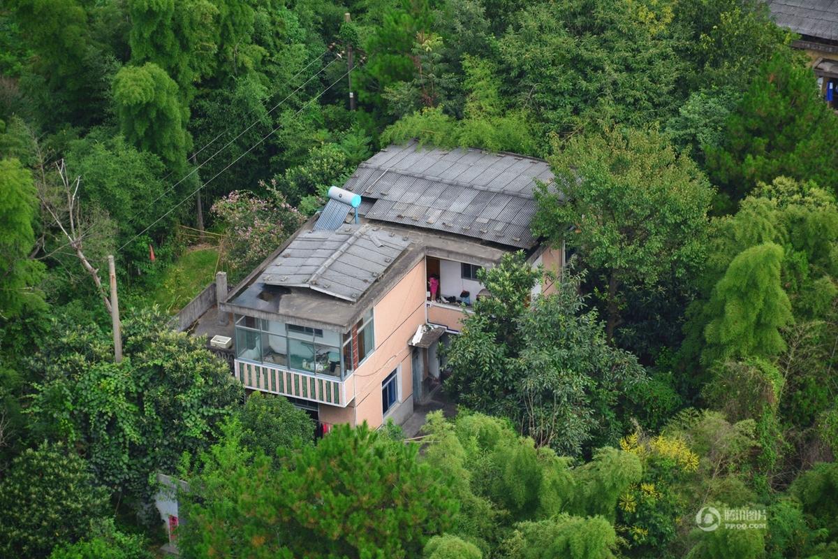 安徽闹市现山里人家楼房建山顶树林环绕