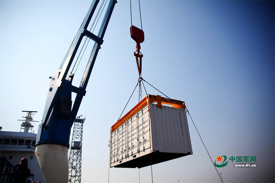 组图:"长征五号"火箭标准集装箱顺利吊装上船