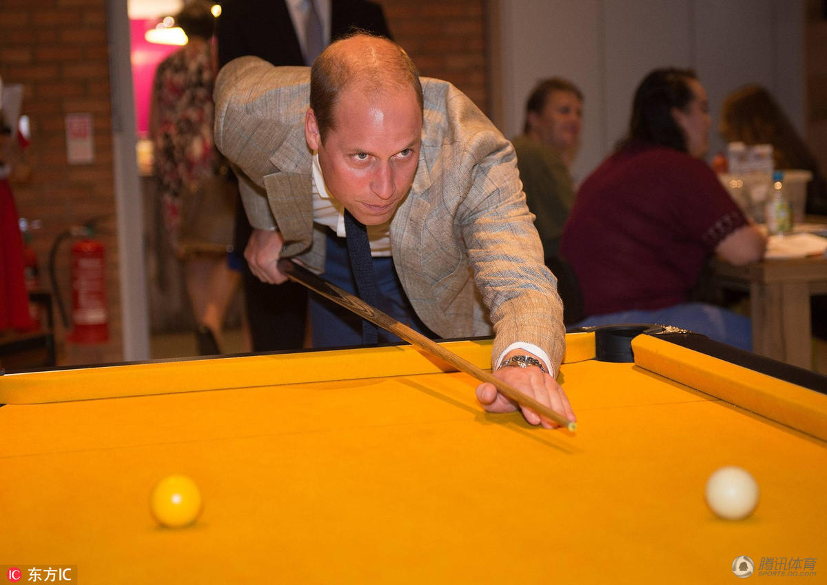 组图:威廉王子夫妇访问卢顿 与年轻人打桌球_体育_腾讯网