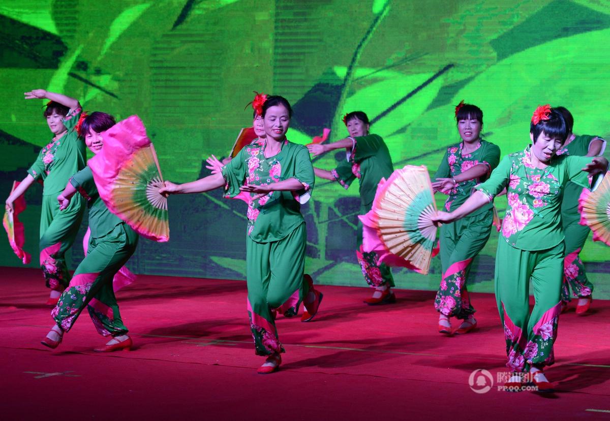 济南广场舞大赛 大妈热辣旗袍大秀一字马