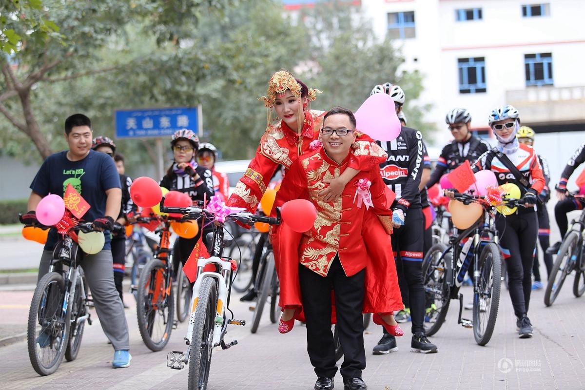 30名骑友组成的自行车婚礼车队吸引了路人的眼球