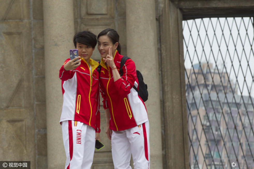 吴敏霞施廷懋贴脸自拍少女心爆棚.