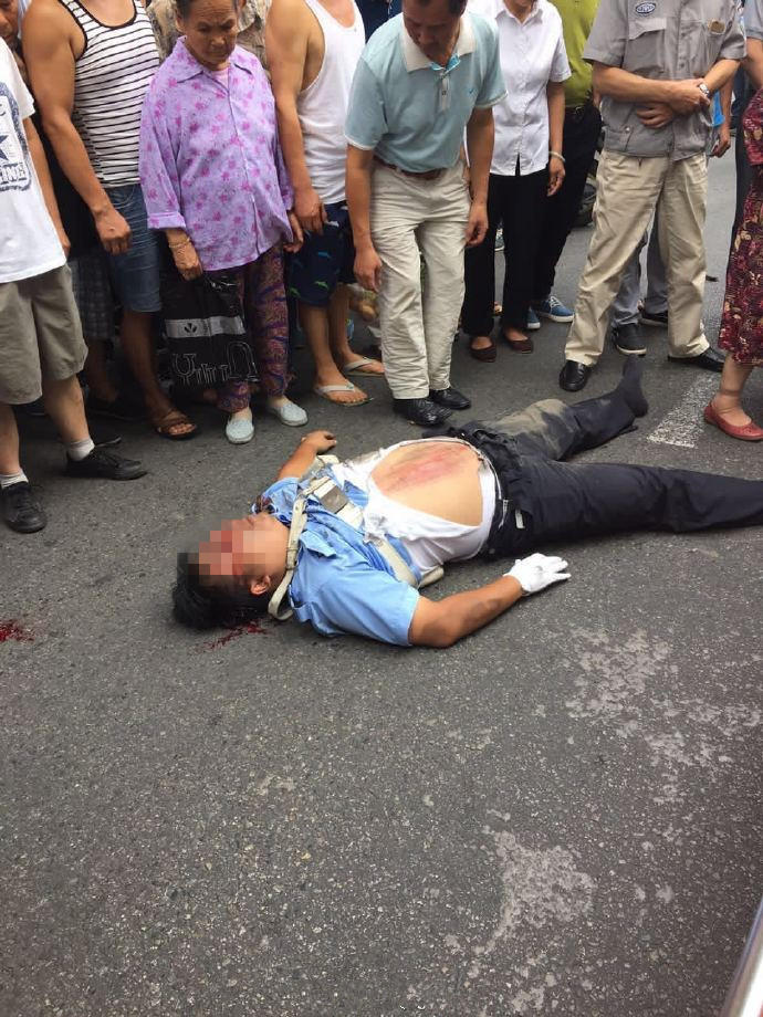 网曝成都一协警被车撞倒遭反复碾压 已送医救治