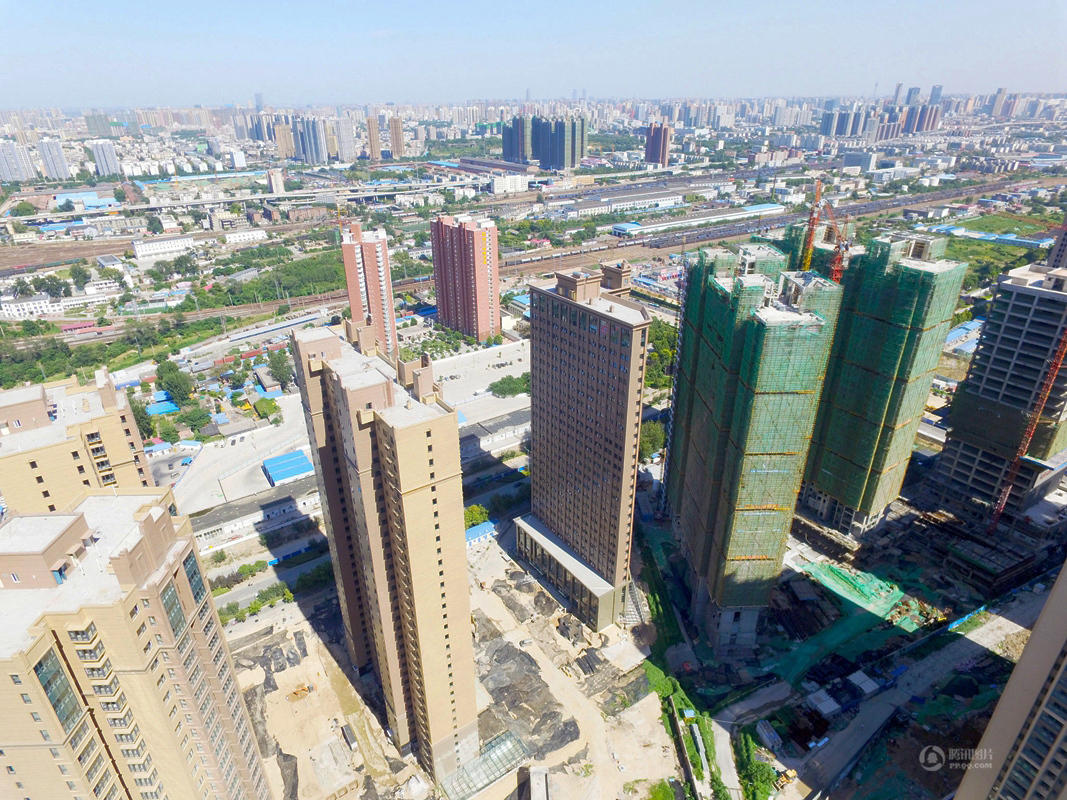 河南现"纸片楼" 市民担忧被风刮倒