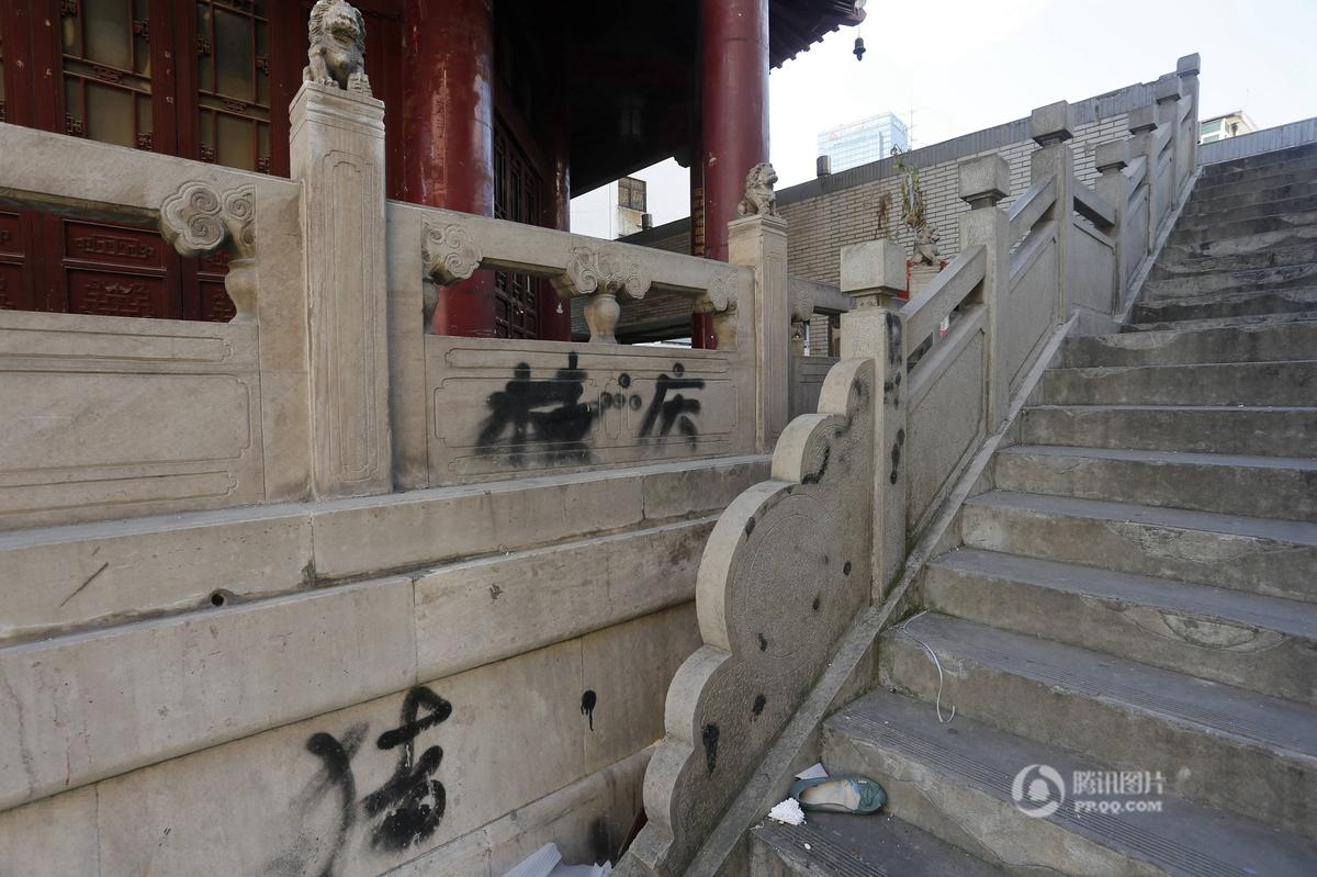 合肥城隍庙思惠楼遭人用彩笔乱涂乱画