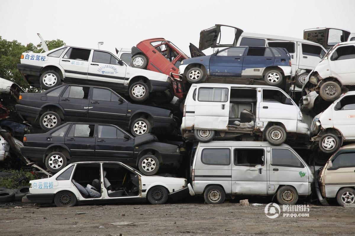 实拍山东东营汽车"坟场" 堆积如山如积木