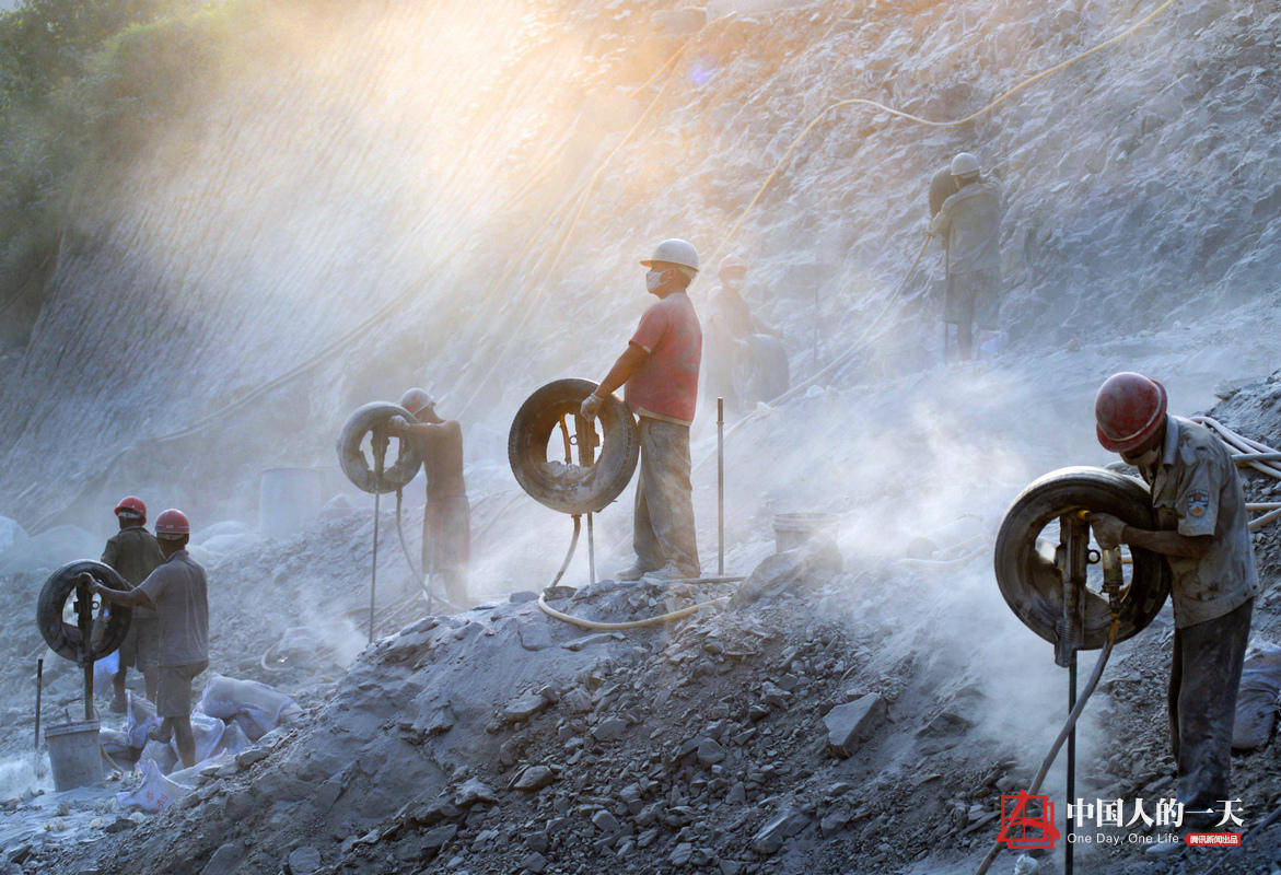 中国人的一天:风炮工与粉尘为伴 打一个洞10块