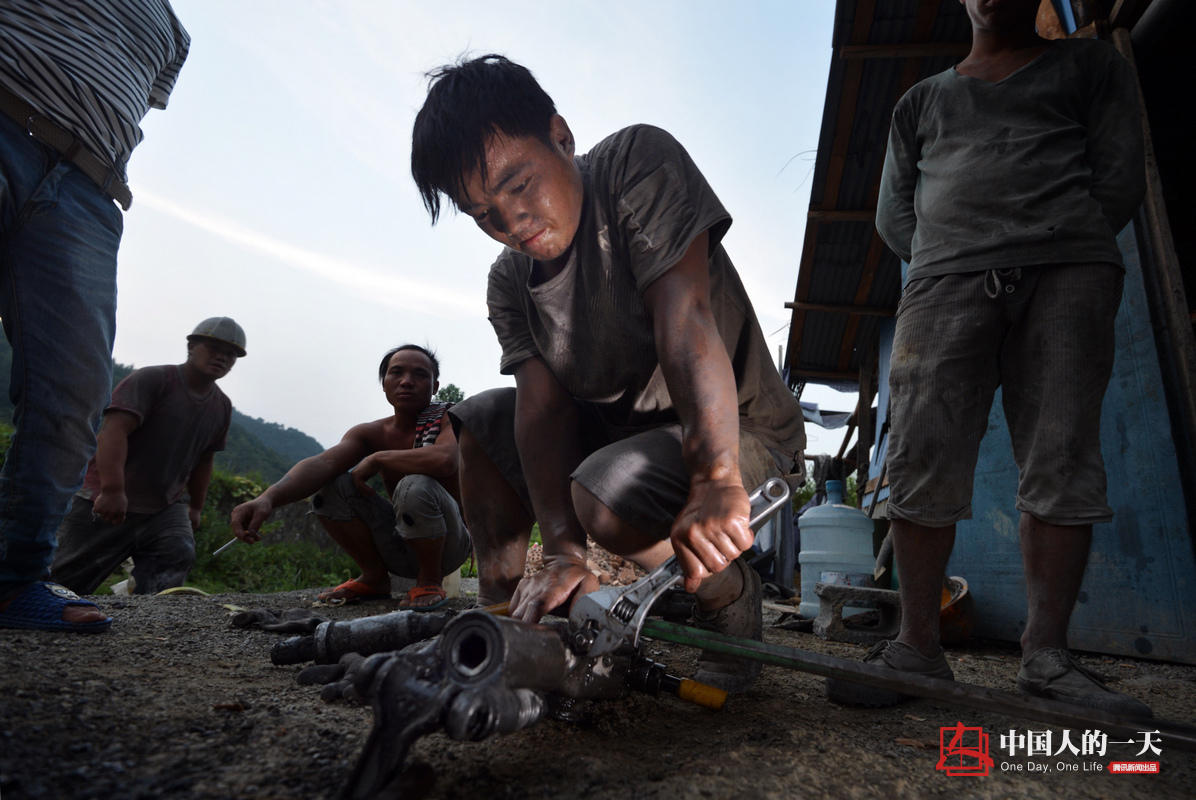 中国人的一天:风炮工与粉尘为伴 打一个洞10块 - 海阔山遥 - .