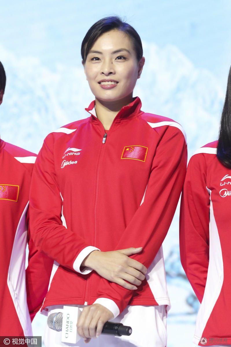 组图:跳水队登台齐亮相 何姿秦凯同框秀恩爱