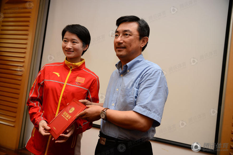 高清:吴静钰回母校受奖 微笑露出亲和力一面