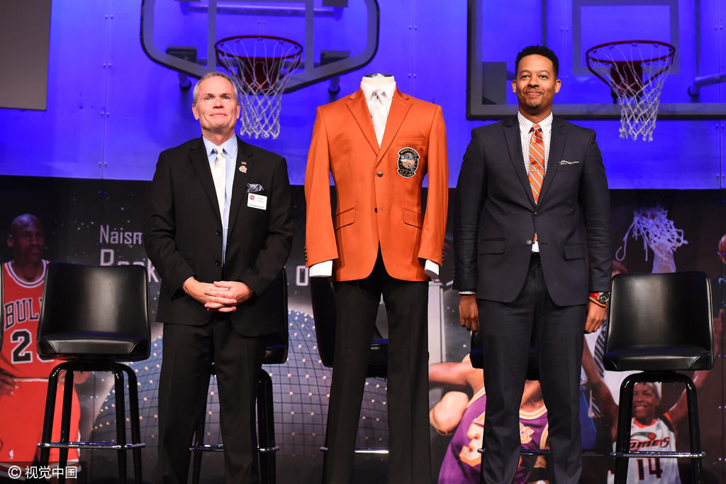 组图:2016名人堂新闻发布会 奥胖为姚明穿衣