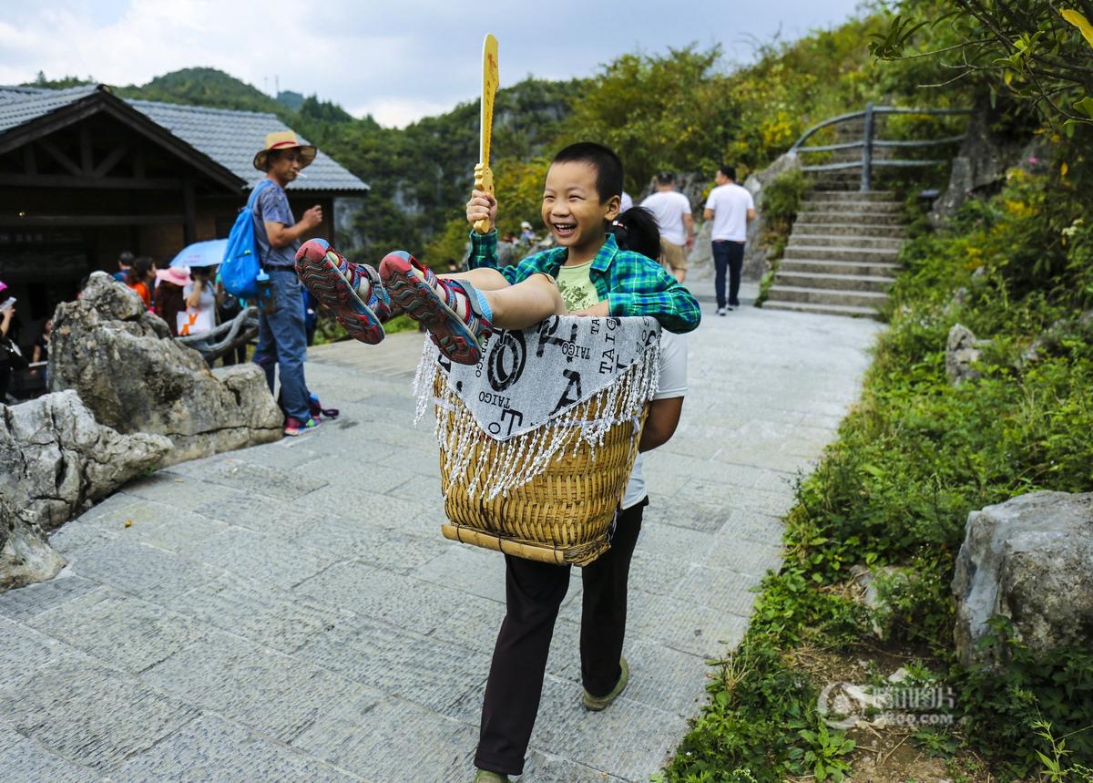 湖北景区现背孩工村民深山绝壁背小孩挣钱