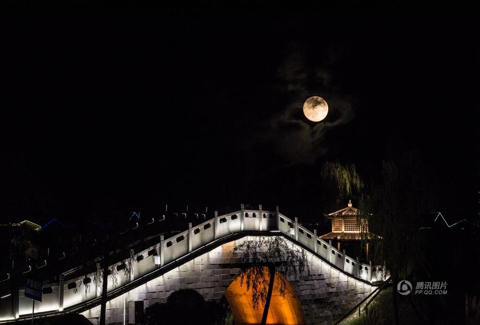 月是故乡明!中秋节中国各地赏月