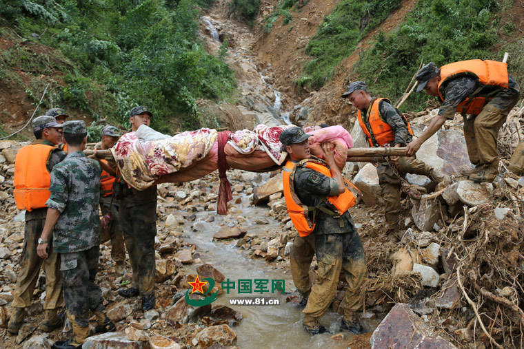 子弟兵翻越30处滑坡肩扛手抬8小时救出受伤群众