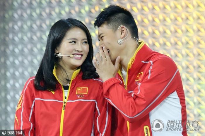 组图:跳水女排同现身 陈若琳陈艾森贴面耳语