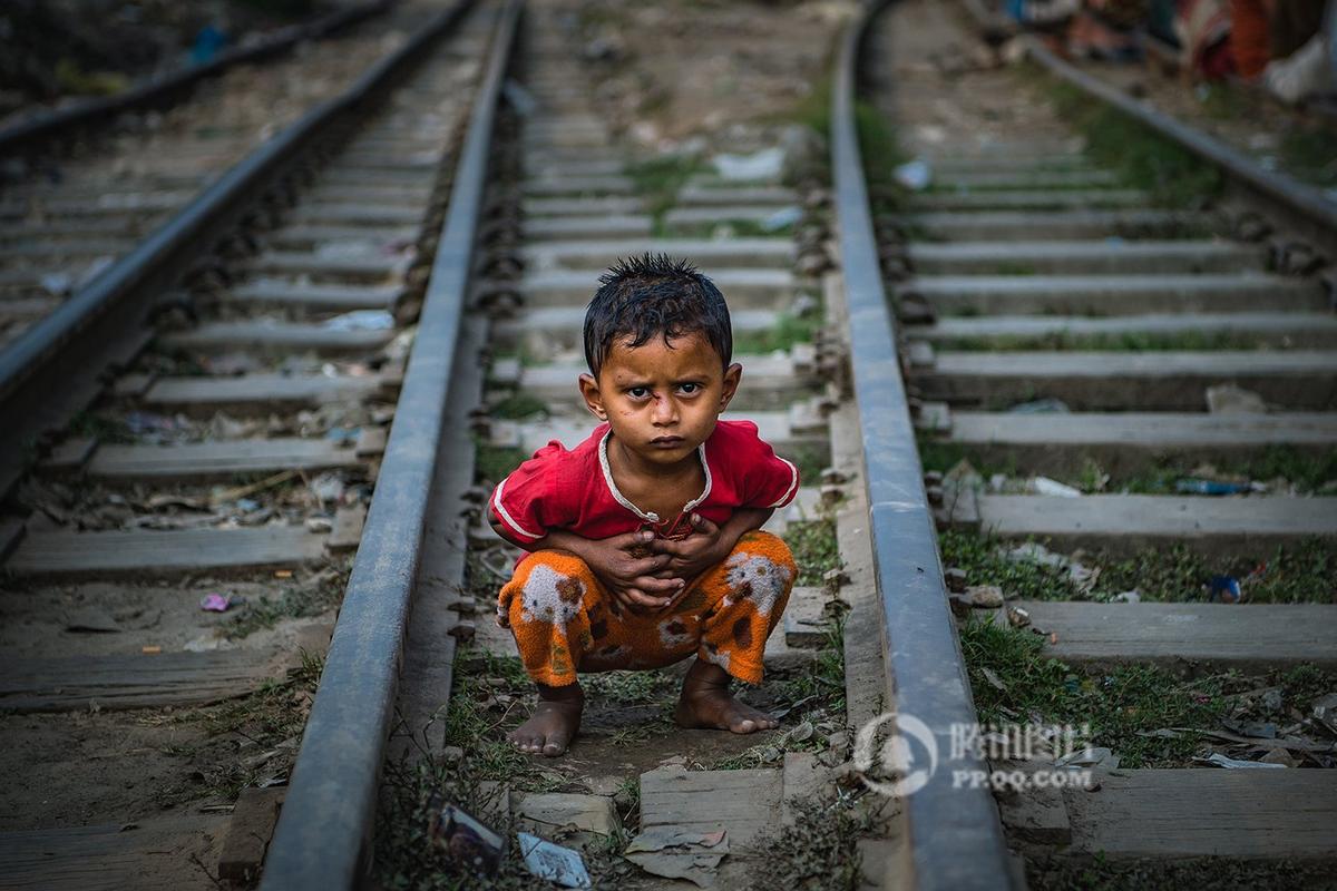 孟加拉孩子的童年垃圾堆里捡东西教堂边祈祷